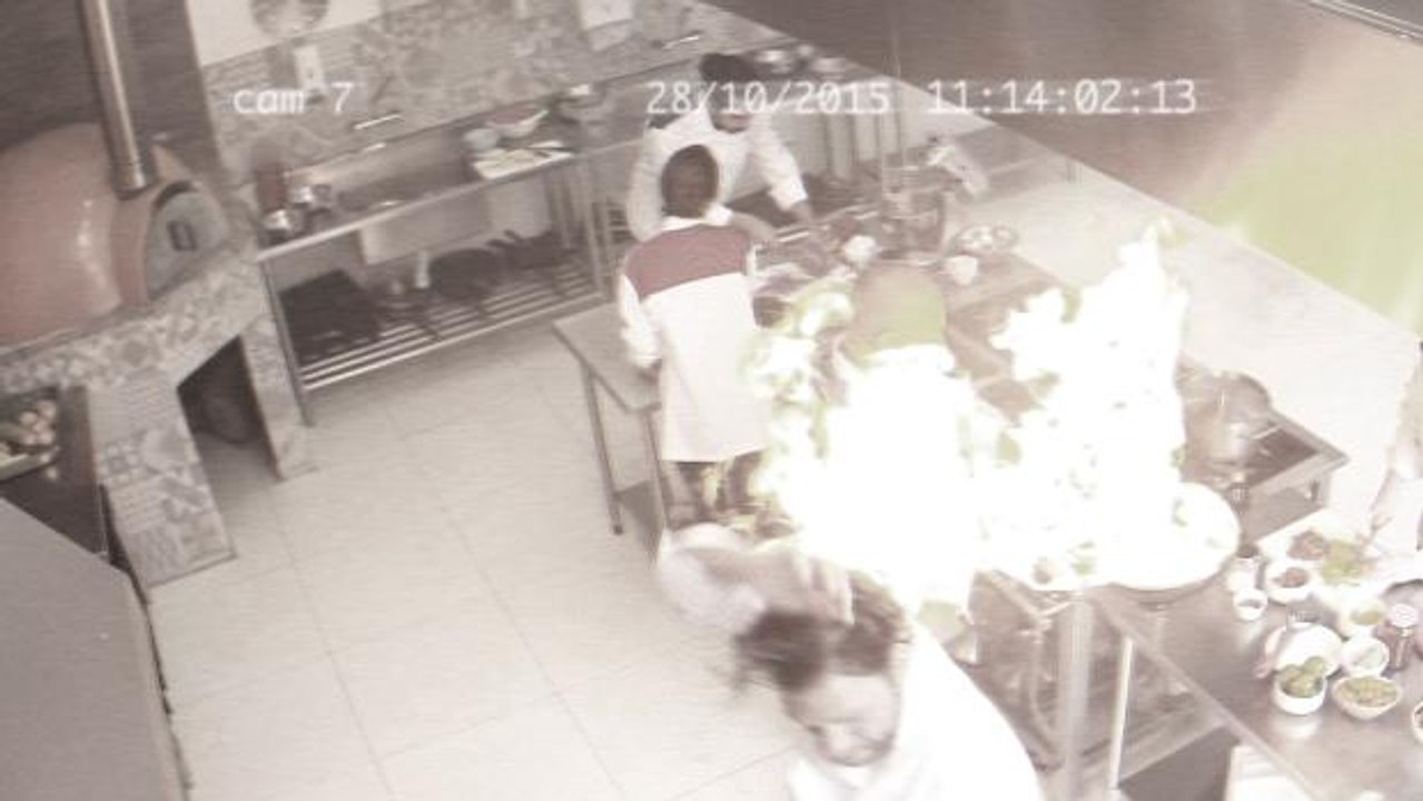 Carlos Bertolazzi pega fogo em acidente na cozinha