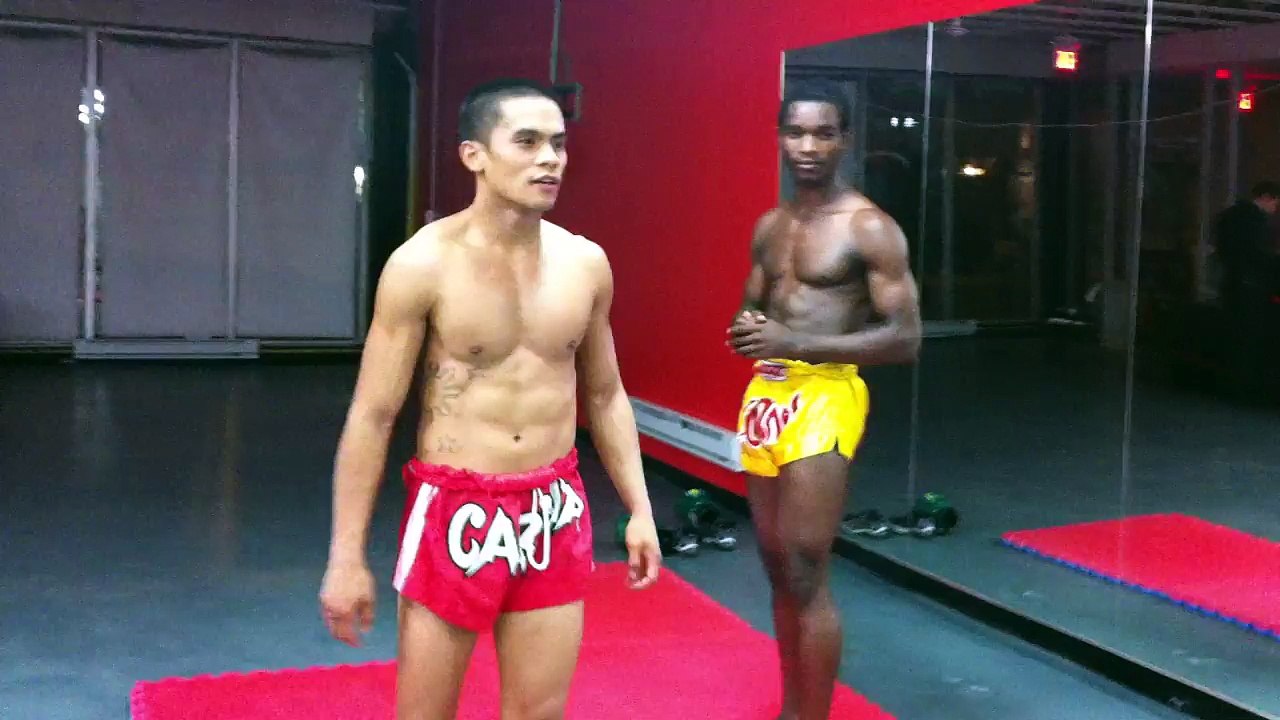 Un professeur de boxe thai explose la jambe d'un élève pendant une démonstration !