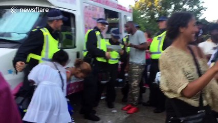 Women 'dance' on policeman at Notting Hill Carnival