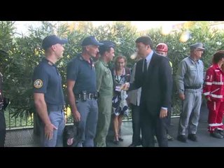 Maranello (MO) - Renzi e Merkel incontrano un gruppo di soccorritori e il cane Leo (31.08.16)