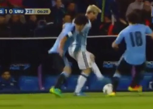 Lionel Messi AMAZING Nutmeg - Argentina vs Uruguay