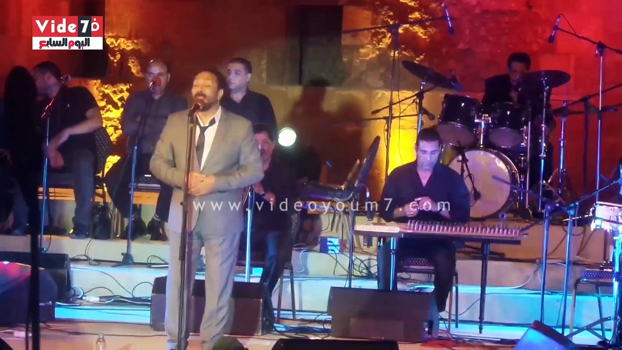 بالفيديو.. على الحجار يطرب جمهور محكى القلعة بأجمل أغانيه