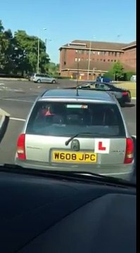 Ce conducteur débutant n'ose pas prendre le rond point