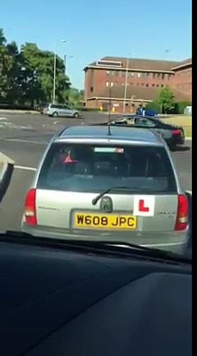 Ce conducteur débutant n'ose pas prendre le rond point