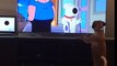 Ce chien attaque le chien d'un dessin animé à la TV !