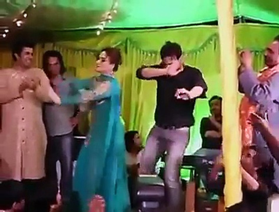 Shaan and Nargis excellent performance in party