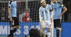 Taraftar Sahaya Atladı, Messi'nin Ayaklarına Kapanmak İstedi