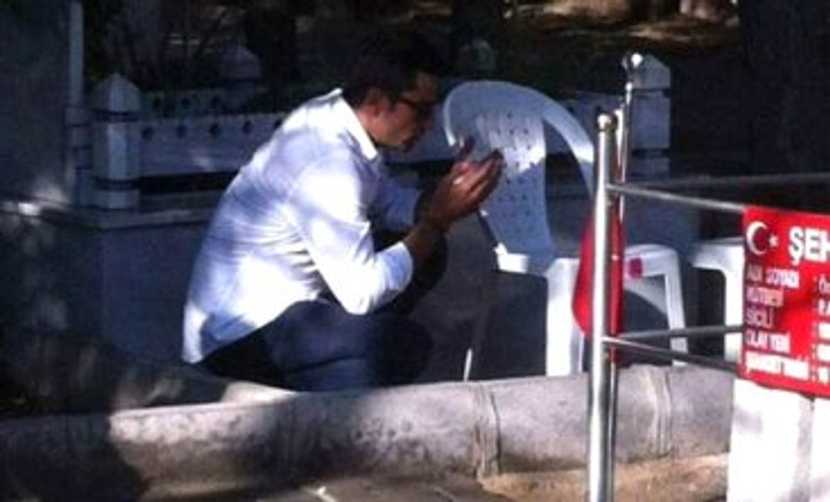 Kenan İmirzalıoğlu, Ömer Halisdemir'in Mezarını Ziyaret Etti