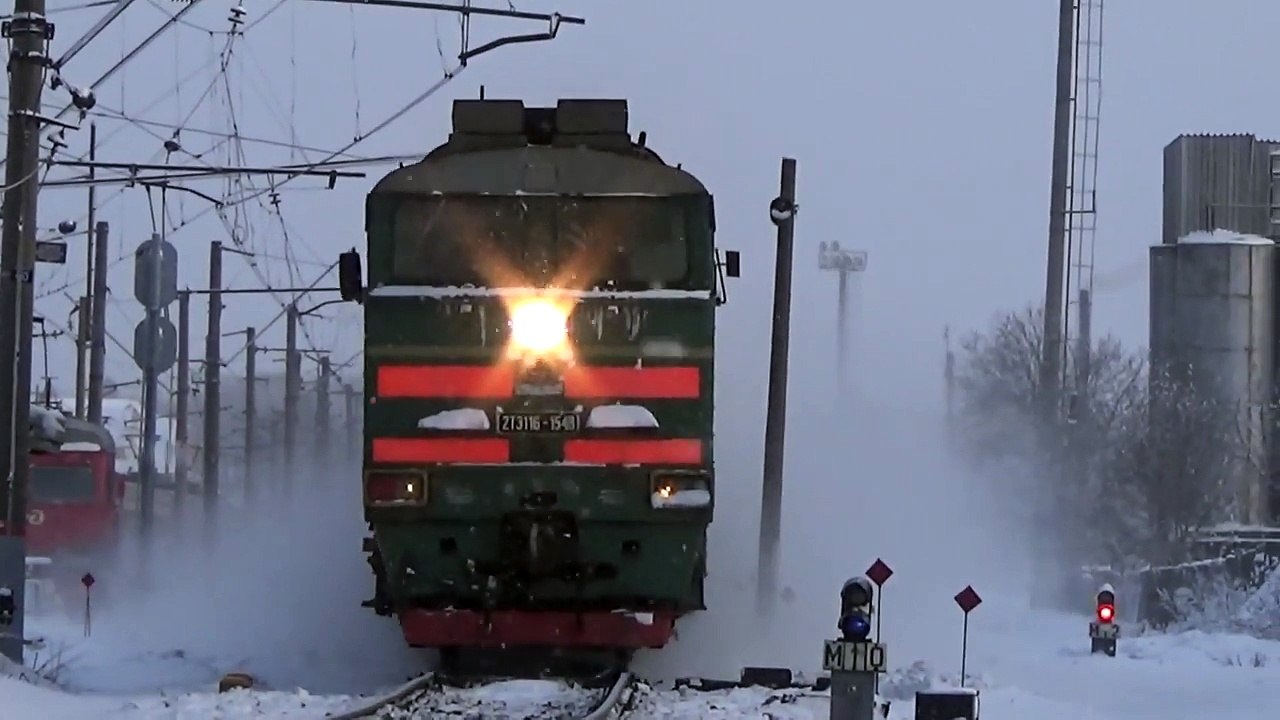 Тепловоз 2ТЭ116-1548 с грузовым поездом