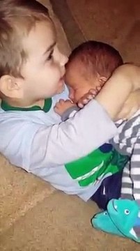 Cet enfant de 3 ans s'occupe de son petit frère... Adorable