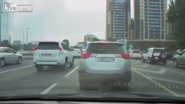 Quand tu croises un cavalier sur une autruche dans les bouchons... Dingue