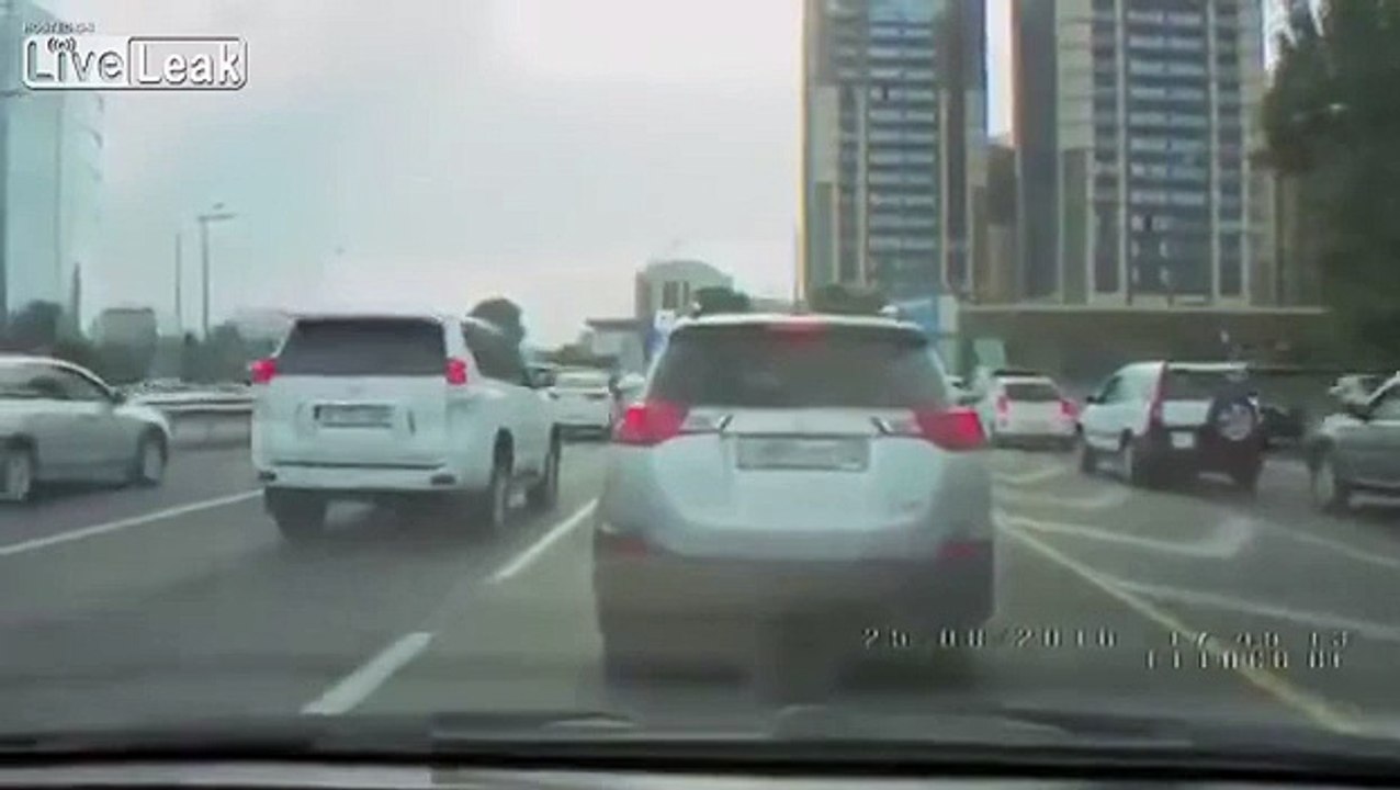 Quand tu croises un cavalier sur une autruche dans les bouchons... Dingue