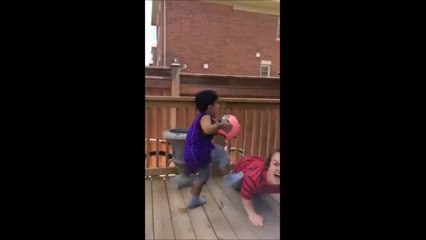 Des nains marquent un dunk au Basketball au ralenti !