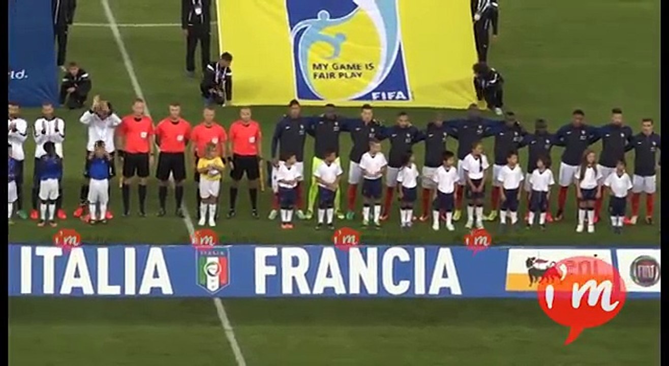 Il fait taire les sifflets lors de La Marseillaise