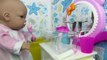 Aventuras de la bebé en Mundo Juguetes en español, a la muñeca bebé Lucía se le cae un diente