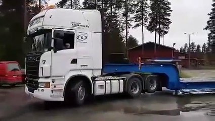 A 8 ans il conduit un semi remorque comme un pro.