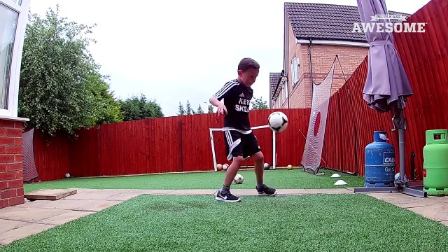 Ce gamin est un génie du football