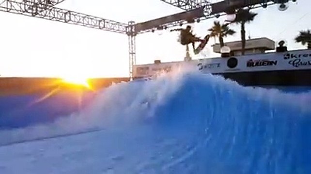 Ce surfeur prend cette vague artificielle et enchaine les tricks de dingue