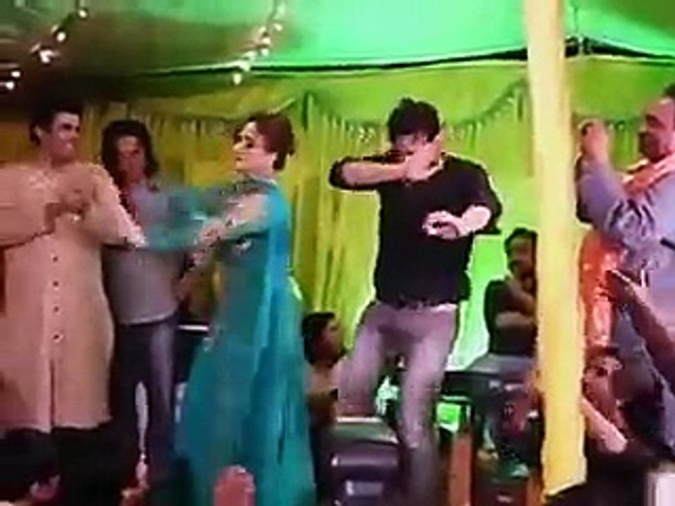 Shaan And Nargis Dancing