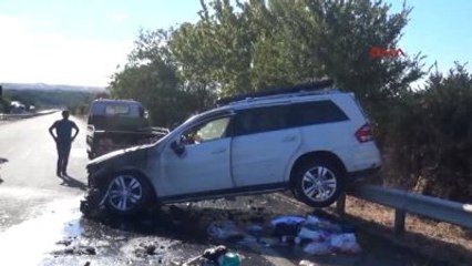 Bariyerlere Çarpan Cipteki 8 Kişi Yaralandı