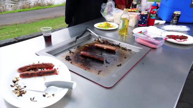 Un groupe d'amis se fait troller par un rapace lors d'un barbecue