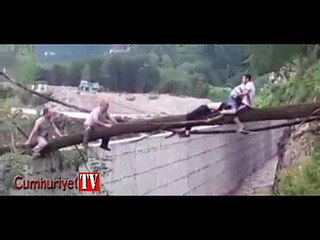 Ağaçtan köprü yaparak çocukları selden kurtardılar 'Devlet sıfır'