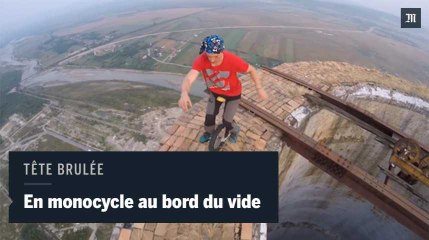 Ce Roumain fait du monocycle au-dessus du vide