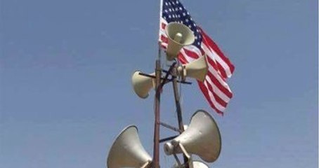 YPG Militanları ABD Bayrağını Kalkan Olarak Kullanıyor