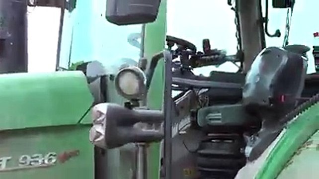 FENDT 936 met aangedreven wagen zit bijna vast