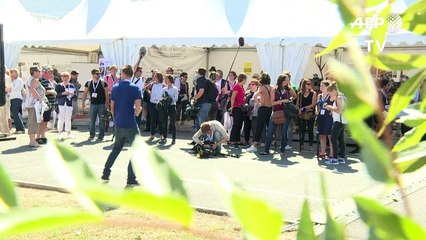 A Châlons, Macron ne veut pas répondre aux "petites phrases"