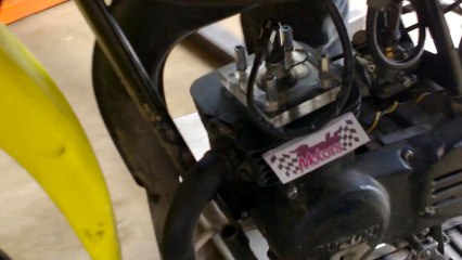 Il a fabriqué une culasse transparente sur sa moto