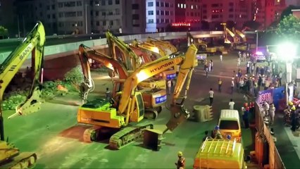 Chine 100 pelleteuses détruisent simultanément un pont !