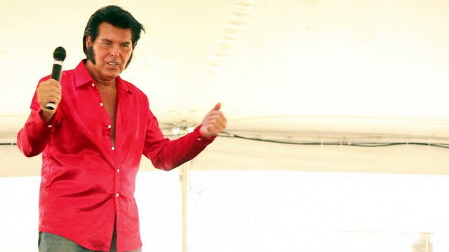 Richie Santa sings 'It's Midnight' Elvis Week 2016