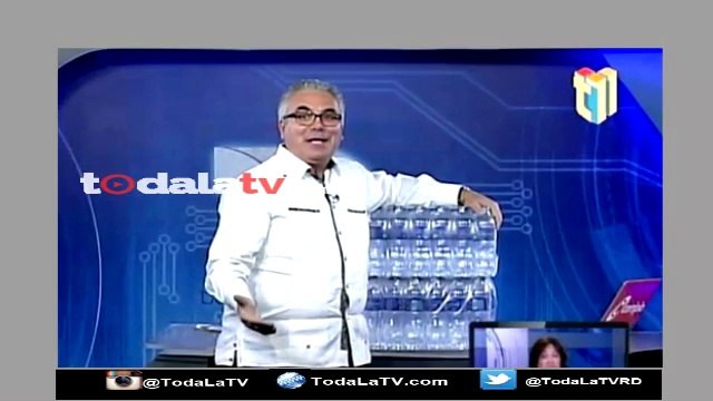 Roberto Cavada dona botellitas de aguas para Sonia Mateo -Telenoticias-Video