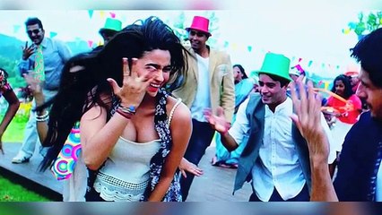 Alia Bhatt Hot Show In Kapoor & Sons !!