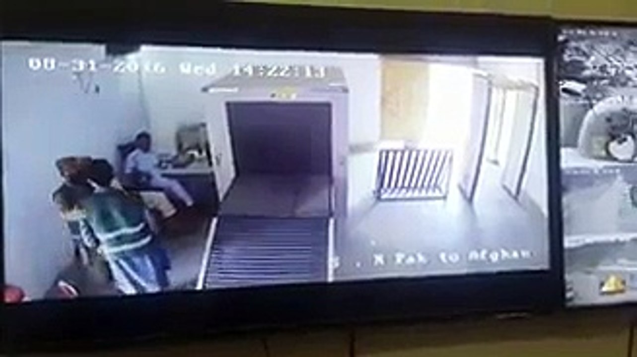 What Happened, When A Afghan Pathan Entered Walk Through Gate On Border - Most Funny Video