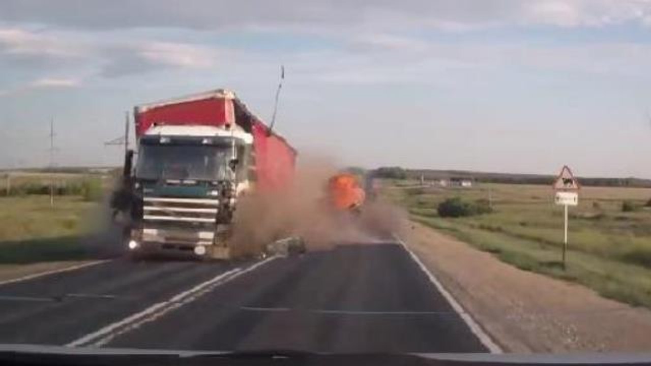 FAIL | Truck Crash Compilation 25 || Camion, bus crash || Sept 2016
