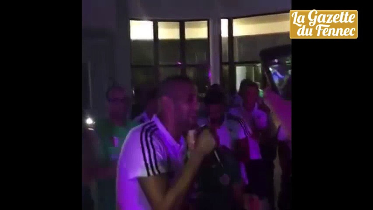 Insolite ! Cheb Slimani chante du raï et fait danser tous les joueurs de l'équipe nationale !