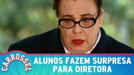 Alunos fazem surpresa para diretora
