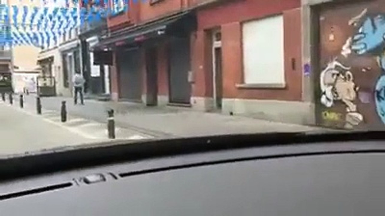 Ce gars se retrouves bloqué sur une place à Bruxelles !