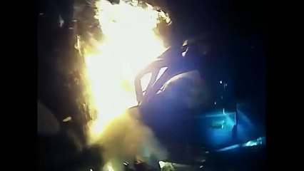 Скачать видео: Ce policier va sauver un homme piégé dans un incendie