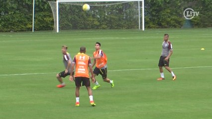 Скачать видео: Chapelaria! Jogadores do São Paulo distribuem chapéus em treino