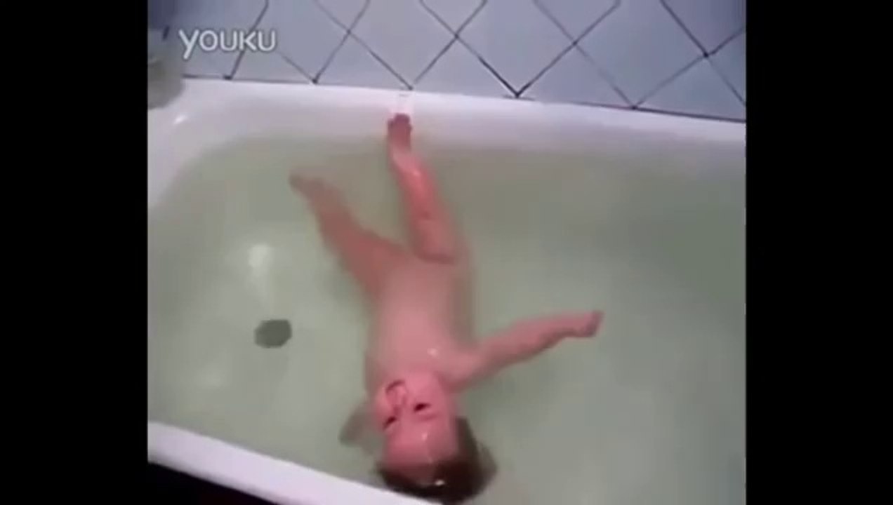 Swimming baby - video Dailymotion