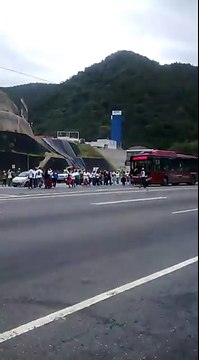 Se fueron caminando tras cierre de la autopista Guarenas- Caracas