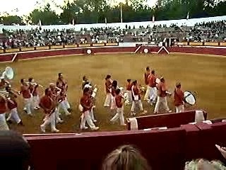 Gaetan assiste à une course landaise