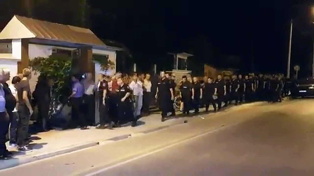 Koleget e efektivit te vrare shkojne ne banesen e tij