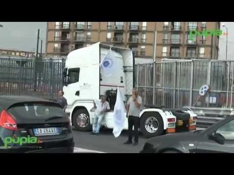 Napoli - Camionisti protestano contro i disagi provocati dal cantiere di via Marina (02.09.16)