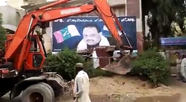 Urooj Ka Zawal...Rangers Removing Posters Of Altaf Hussain