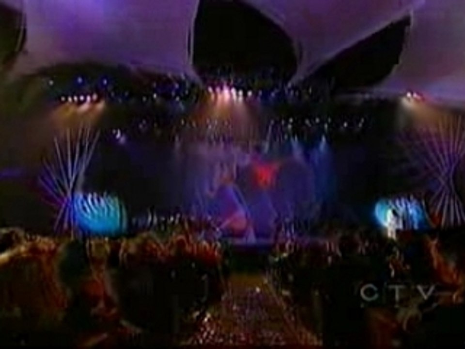 Christina Aguilera I Turn To You & WAGW (Live AMA 2000)