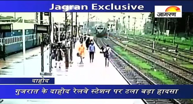 Viral Video: रेलवे ट्रैक पर ऐसा करने से जा सकती है आपकी जान